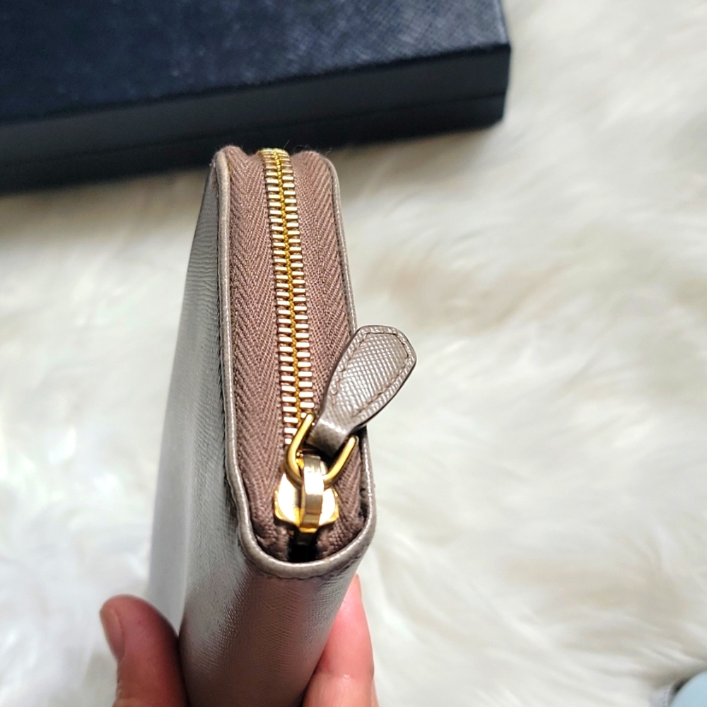 PRADA - Picture 5 of 16